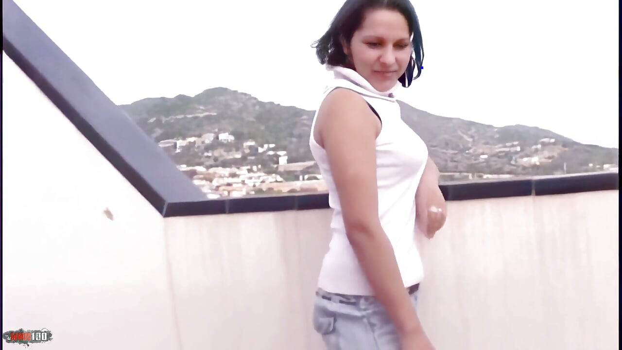 Erika: Bonita pequena morena Erika tirando a roupa no Terraço