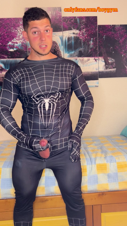 Kontol spiderman-ku muncrat kayak polisi