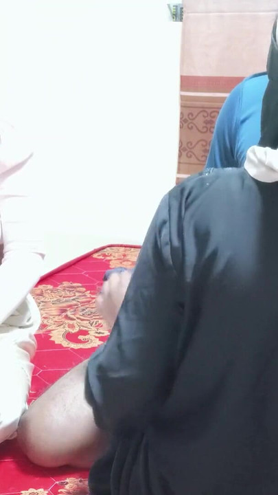 Clear bangla audio Desi gf and muslim hijabi aunty ki gaand mari aaj dono ko eksaath mast chudai ki. Indian threesome hard se | Clip 1