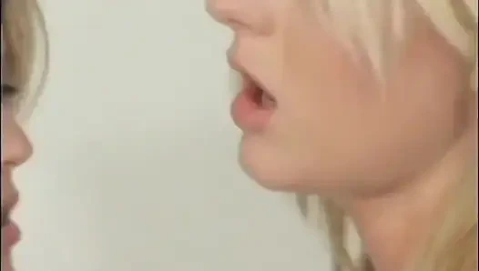 Dua cewek hot rambut pirang lagi asyikan ngemah sampai meringis keenakan