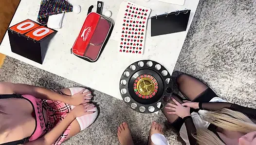 Dua gadis sekaligus mempersembahkan satu cowok dan satu game roulette mini dengan tantangan ngocok kontol cfnm