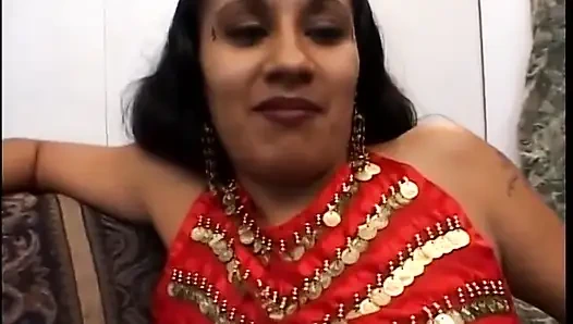 Hintli fahişe üçlü grup seks sırasında kıllı amını adamlar tarafından siktiriyor