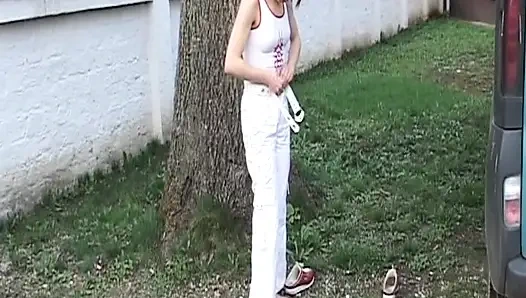 Крошка-блондинка Дико Писает Крупным Планом На Публике