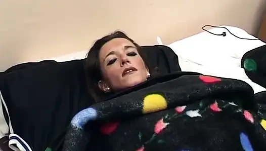 Sexy frau grob von einem maskierten mann in ihrem schlafzimmer gefickt
