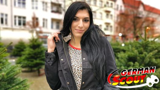 Niemiecki skaut - urocza nastolatka Kristall rucha się podczas castingu na pickup