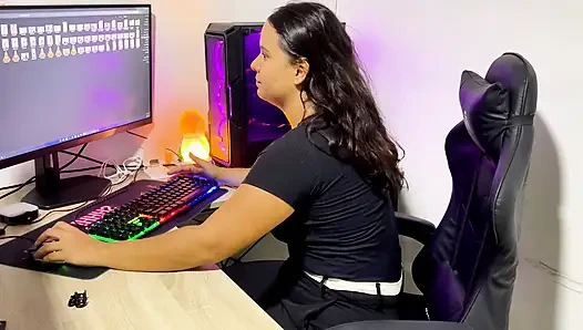 Evli kadın kocasını iş yerinde patronuyla aldatıyor