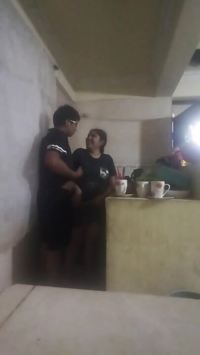 Empregada fodida na cozinha (minha esposa quase nos descobriu)