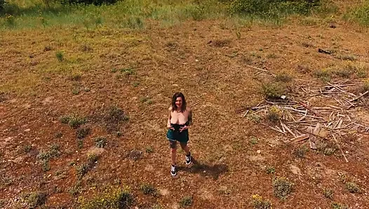 MILF Prancis Mengisap Kontol Cantik Dan Dikejutkan Oleh Drone - Drone Porno