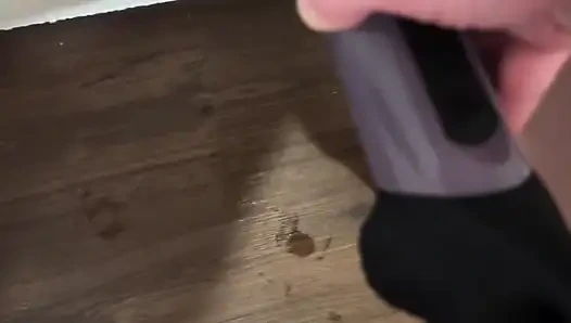 Горячая милфа трахает свою взрослую игрушку-дилдо против стены и пола с помощью незнакомца, как она текущая мокрая