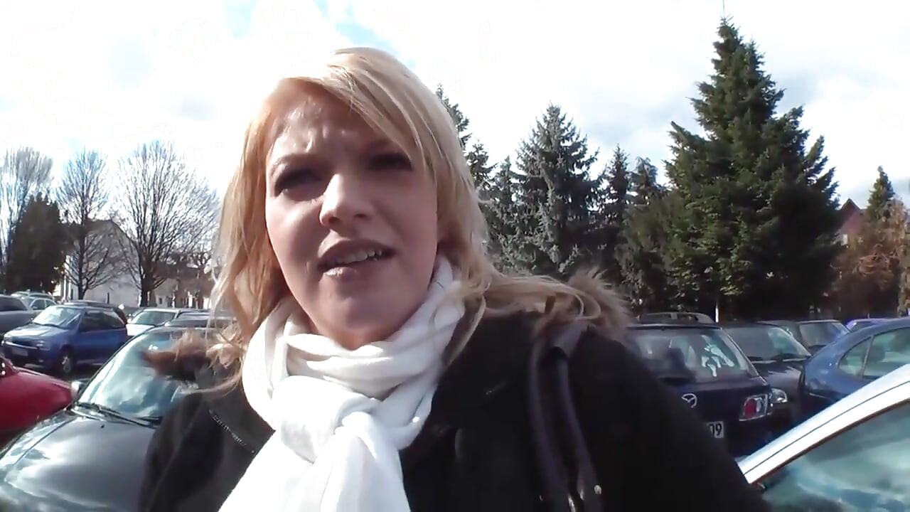 Curvă blondă grăsuță pufoasă incitantă cu mașina de masturbare