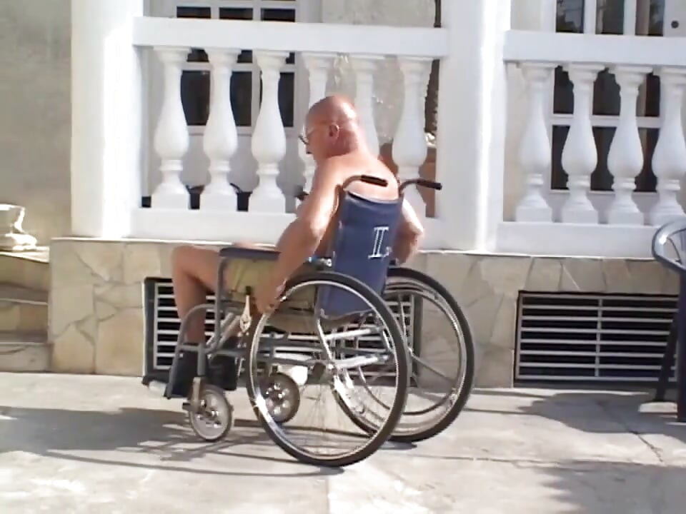 Stara i młoda milf rucha się w ogrodzie