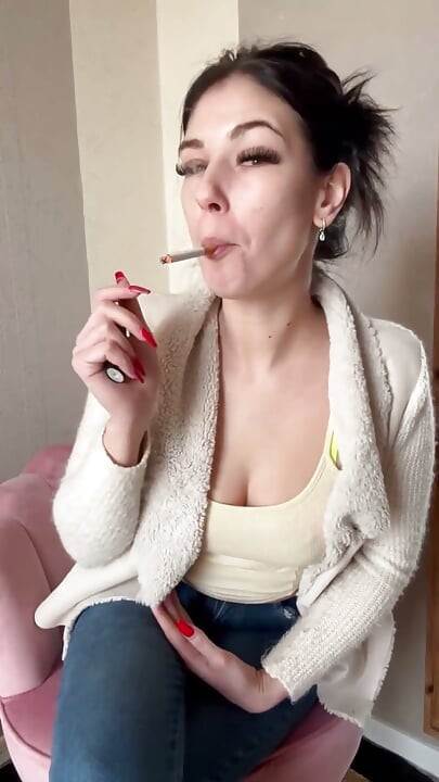 Solo Cig Break kouřím, svlékám se a skončím nahoře bez, zatímco si honíš