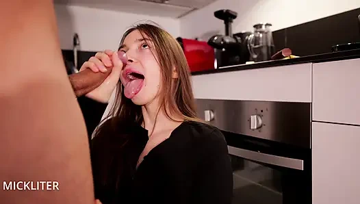 O götlü fahişe yarak emmeyi seviyor