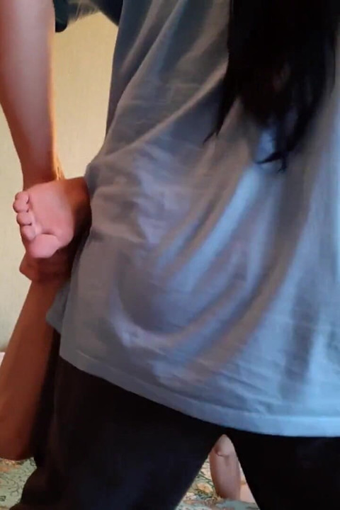ズボンの下にストラップオンを入れて彼女とセックスした