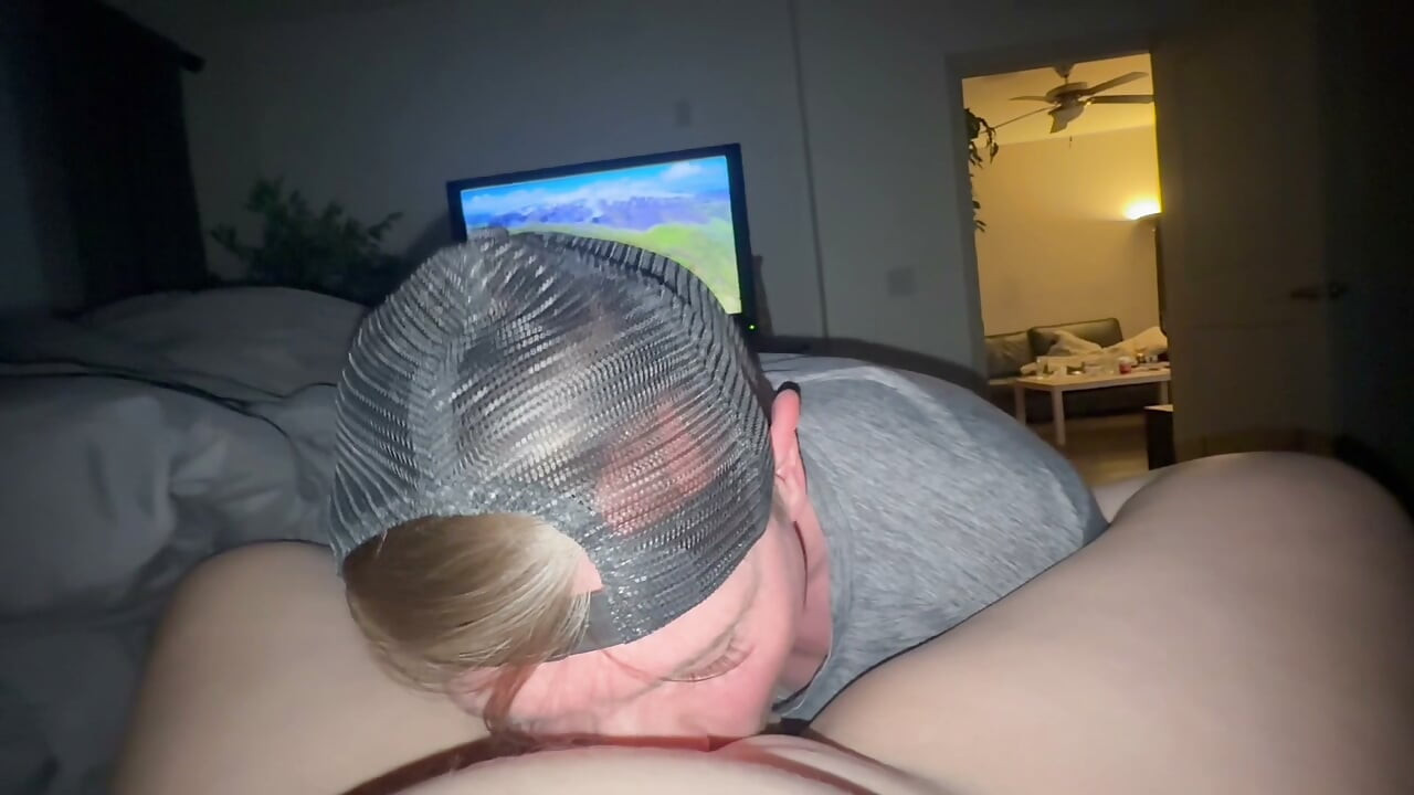 POV 아마추어가 보지를 핥아 스쿼팅 오르가즘을 유발합니다