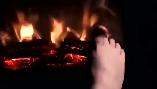 Sana güzel bir ateşli ayakla mastürbasyon yapmak için ayaklarımı ısıtıyor