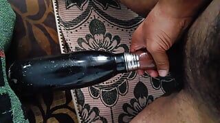Ragazzo indiano scopa bottiglia d'acqua