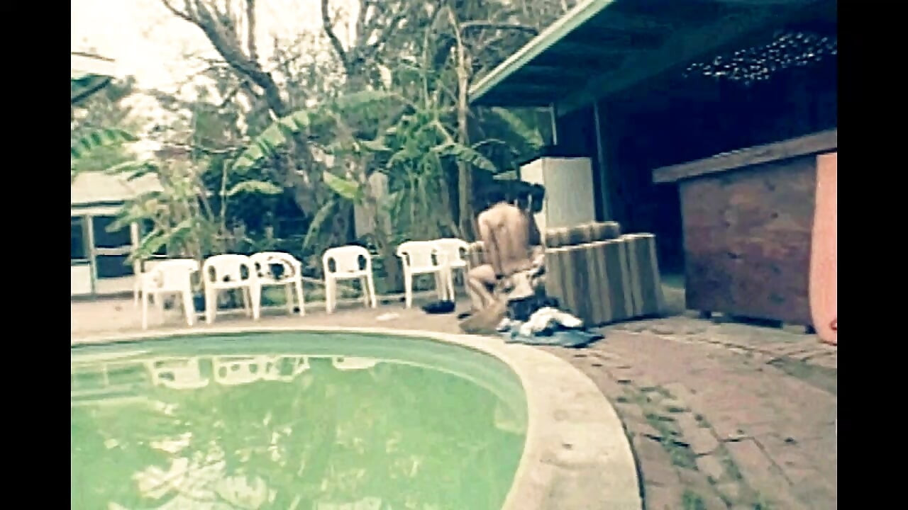 Vintage porno van een dikke huisvrouw met harig poesje geneukt door een grote pik in het zwembad