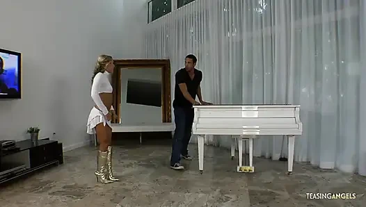 Altın çizmeli sarışın büyük zenci tarafından sikiliyor