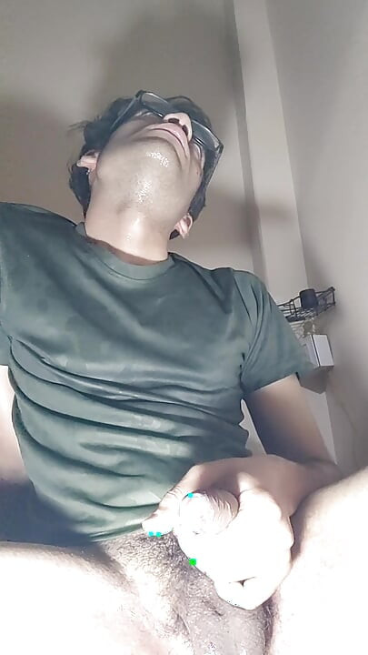 真正的業餘印度獨奏男孩猛抽他的雞巴並猛烈射精