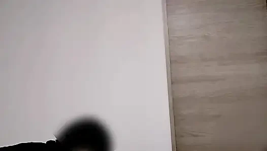 Home-style-video. Cowgirl spielt mit einer vollbusigen ehefrau in orangefarbenen dessous. Die aktivitäten des paares zu hause. Selbstgedrehte amateur per