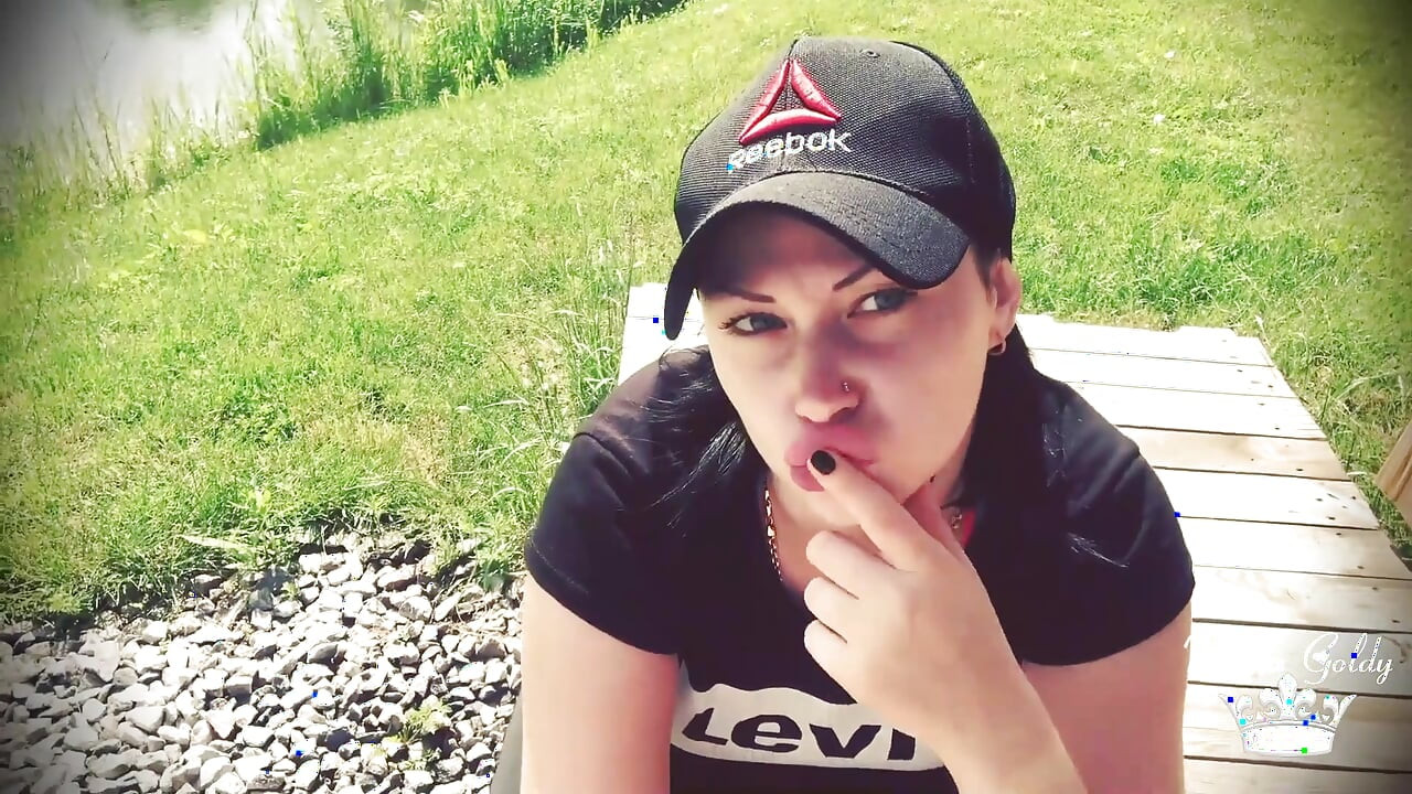 鴨子臉在戶外，讓我的嘴唇大得多！