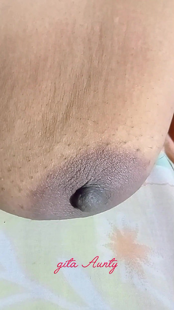 Moment puternic de la "Indian besi lokal bhabhi spectacol cu țâțe mari în camera de noapte"