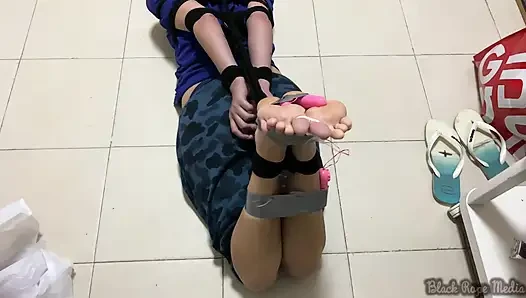 Miriam bağlı, gıdıklıyor ve emiyor