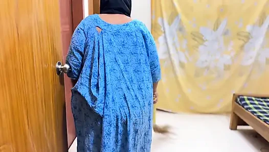 Büyük sarkık sütlü memeler ve göt ateşli Endonezyalı Müslüman teyze odamı temiziyor ve seks için beni baştan çıkarmaya çalışıyor