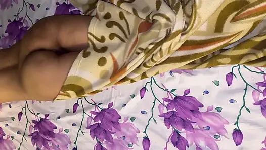 PAKISTANI SALMA KO JIJA NE APNE ROOM PEL DIA FULL STORY KE SATH HINDI SEX