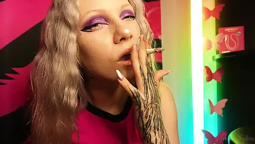 Sexy Teenagerin, die eine Zigarette raucht und sie schüttelt!