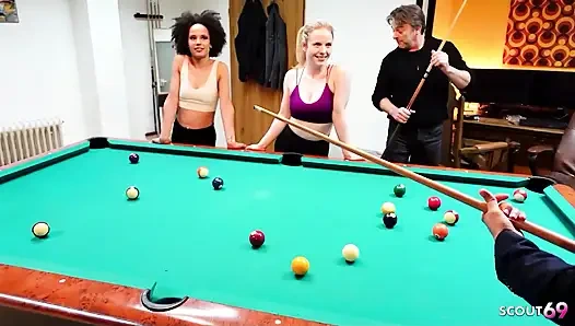 Dünne deutsche latina und schmutziger teenager reden ältere typen zum gruppensex in der öffentlichen bar