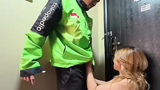 Indonesian Prank Ojol Get Extra Tips From Hot & Sexy Moms