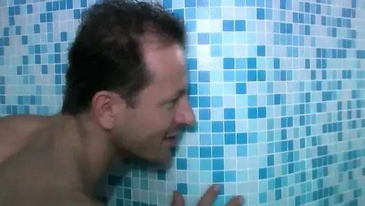 Blowjob ganda untuk kontol yang beruntung