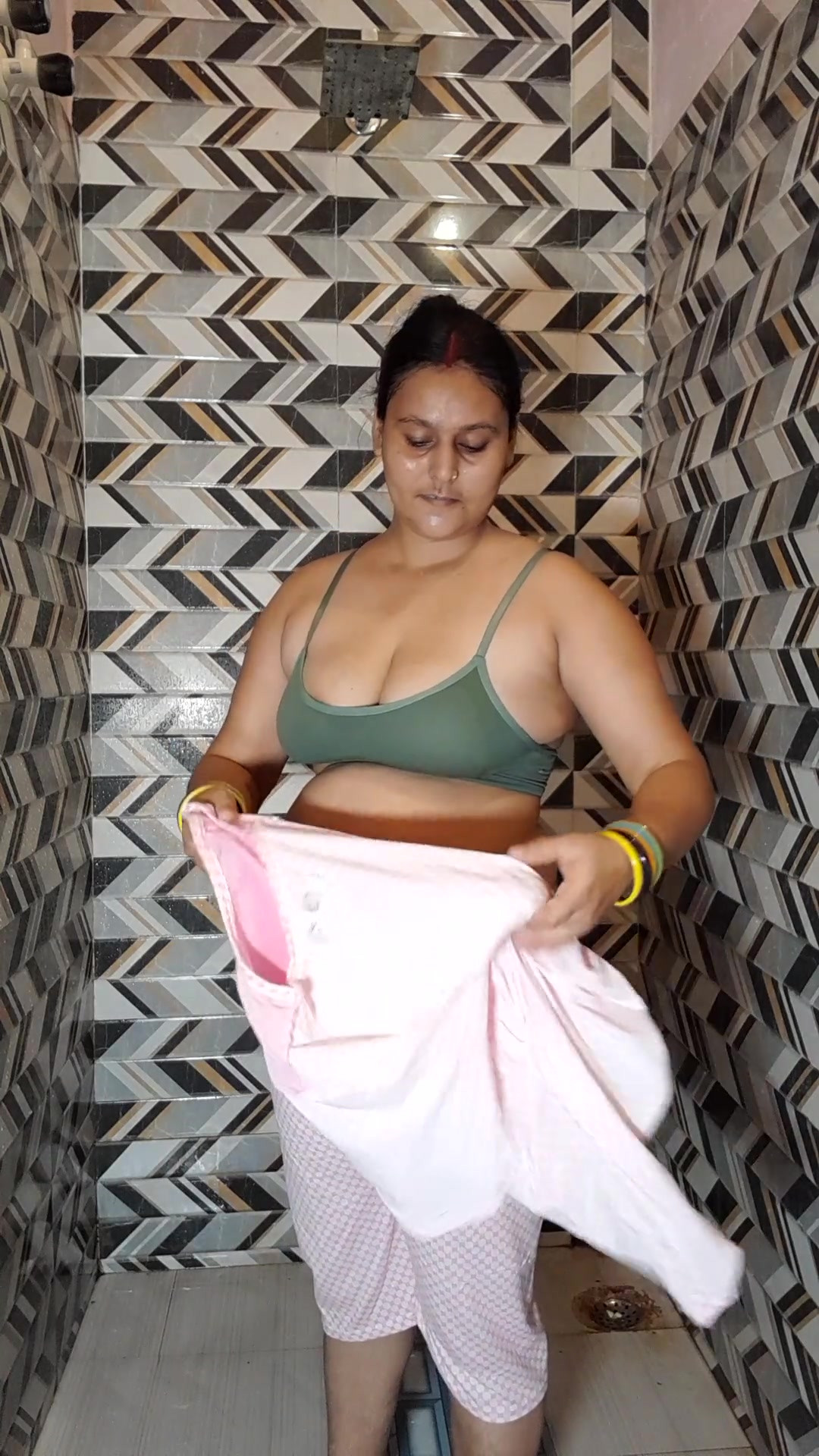 Desi Puja Bhabhiバスルームシーン