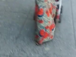 날씬한 아프리카의 큰 엉덩이 걷기