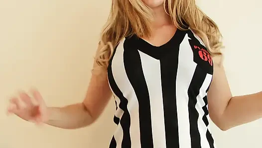 Sapphire wasit cantik rambut pirang ini nggak boleh sebelum pertandingan selanjutnya