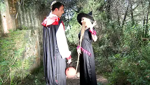 Pasangan sange menyeluruh keluar dari pesta halloween untuk ngentot