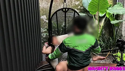 Bonnie Lets Delivery Man Creampie Her After Dildo Fun