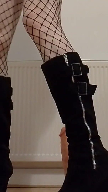 Emilyhardon maricas cavalga enorme consolo | Clipe 1