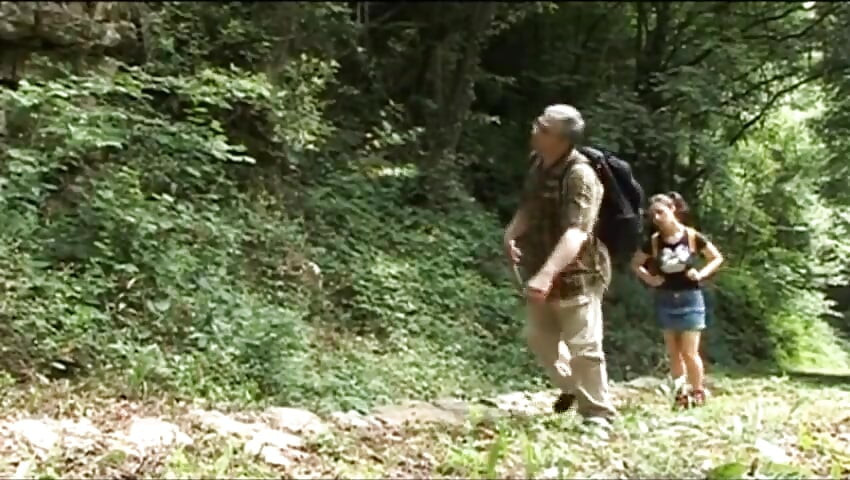 A szexi nagy mellű lány imádja a nagy, érett faszokat a puncijában a szájában