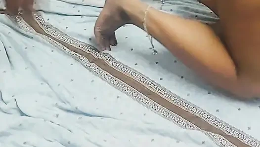 Дези бхабхи сосет и трахается в задницу, часть 2