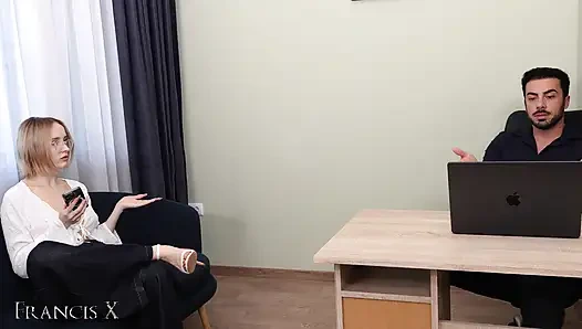 Junge sekretärin vom chef auf schreibtisch bestraft, teil 1