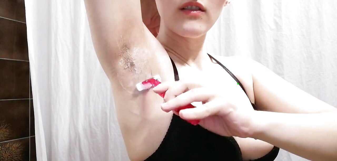 Hairy Camgirl Sniffs and Shaves Armpits