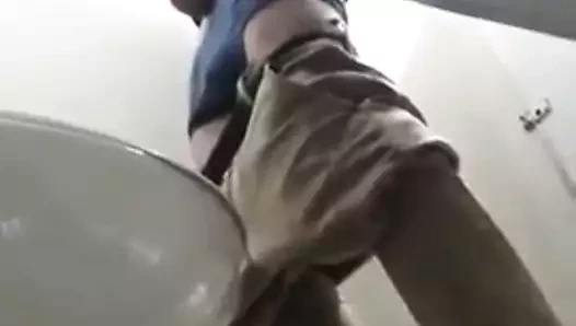 Flagrou um punheteiro no banheiro