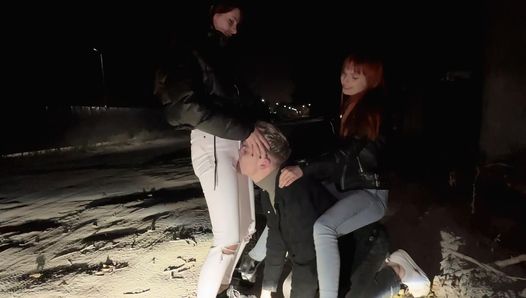 Bratty dziewczyny publicznie dominują nad zniewolonym facetem na zewnątrz w nocy
