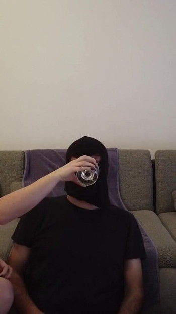 Mesti berkongsi detik dari "Pussy Smelling dan Three Glasses of MILF Piss"
