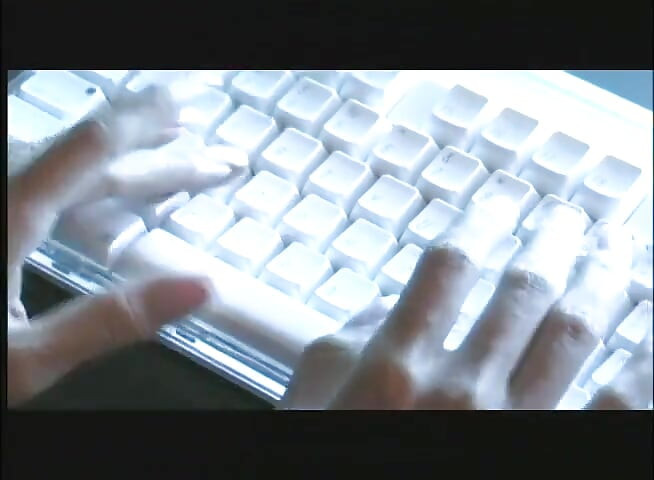 極品亞洲小妞吸兩根雞巴，然後兩個男人操她所有的洞