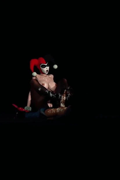 Harley Quinn en pantimedias trabajando con el pie