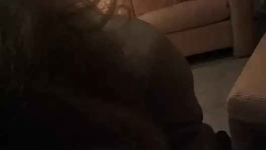 Vollbusige blondine spielt mit ihrer haarigen muschi